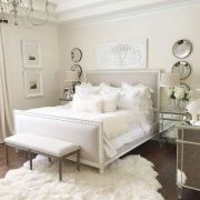 Белый ковер в интерьере: плюсы и минусы