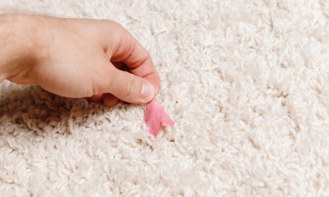 Убрать жвачку с ковра